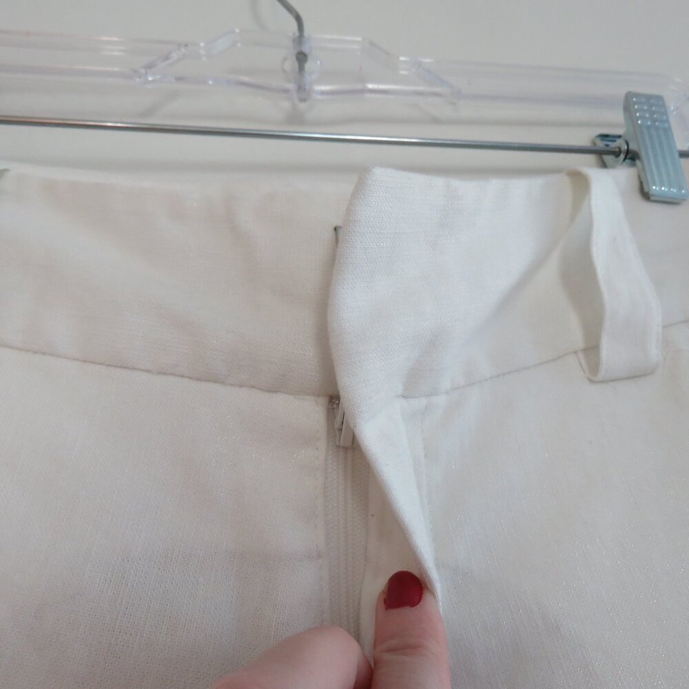 ALICE + OLIVIA Cady Metallic White Linen Blend Cuff Shorts - Size 30 Inch Waist - Picture 7 of 13